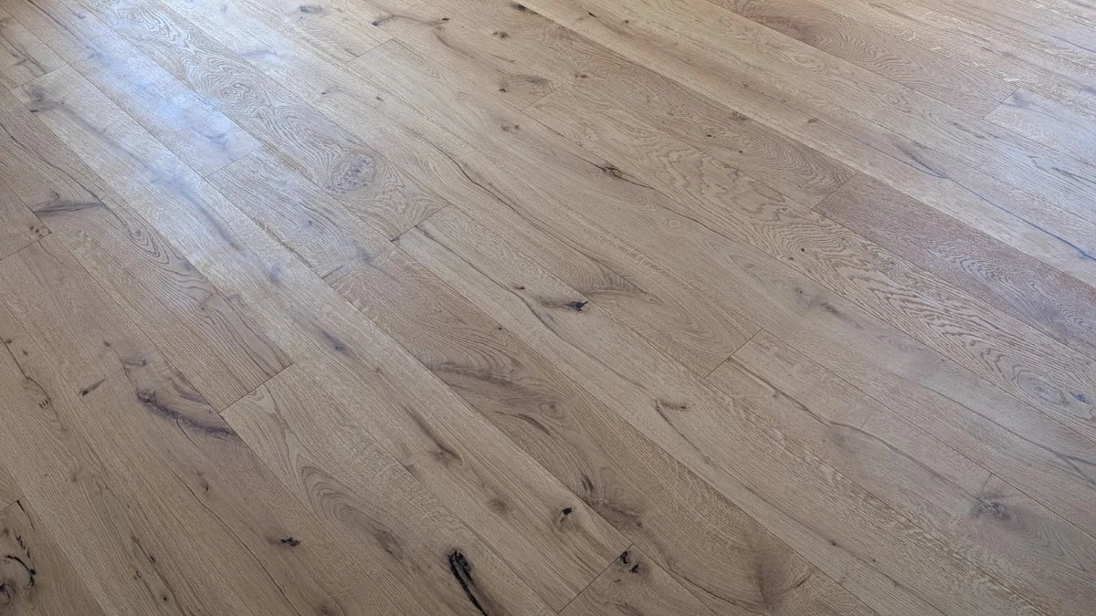 Fertig verlegter Holzboden in einem Wohnraum